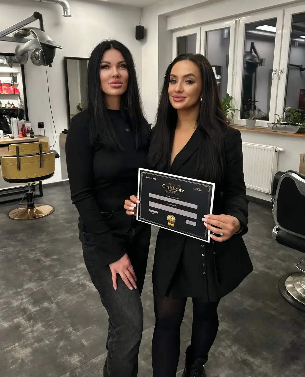 Учениця з сертифікатом про завершення курсу